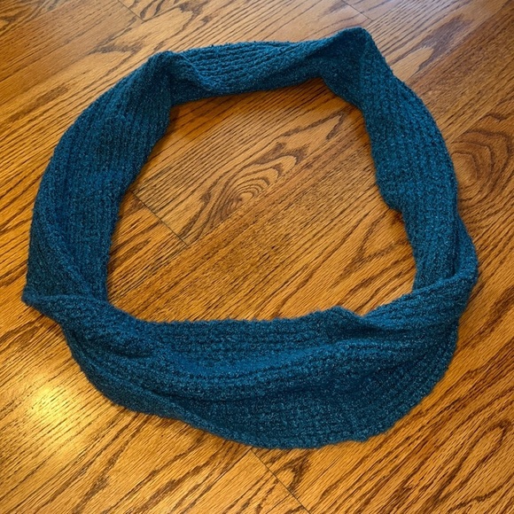 Suzy Shier Woman’s Blue Scarf - Picture 1 of 2